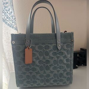 Coach tote 22 in denim